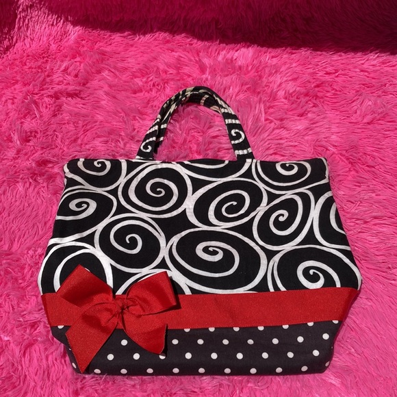 Cheerful funky quilted zipper tote red/black/white w/bow. - Picture 8 of 8